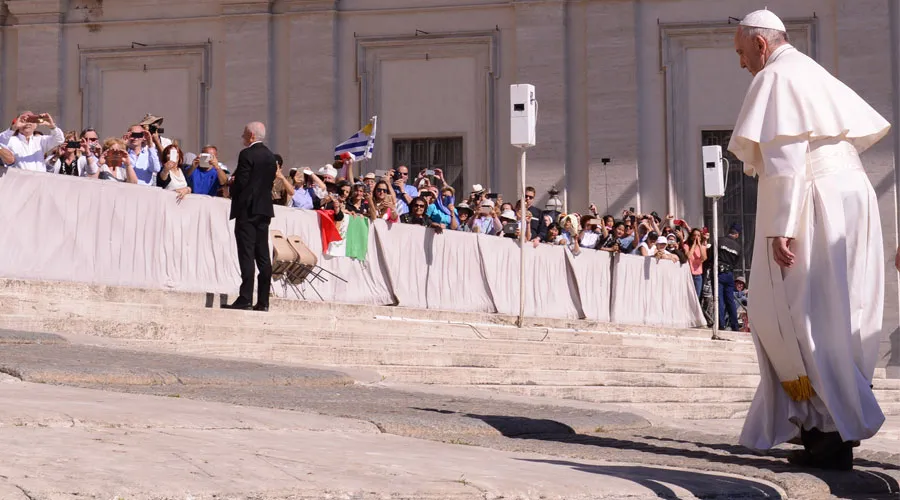 El Papa Francisco sube la escalinata de la Basílica de San Pedro. Foto: Sabrina Fusco / ACI Prensa