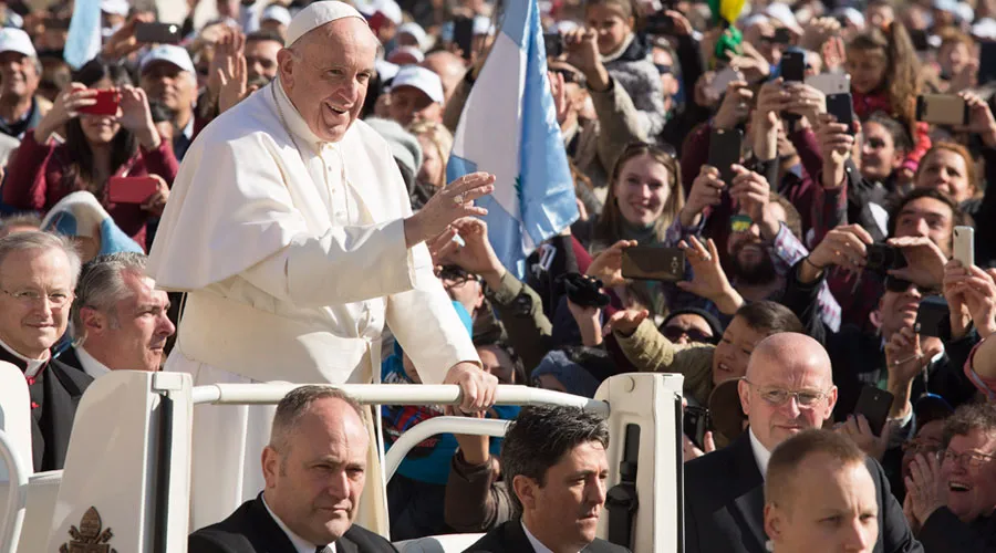 El Papa Francisco saluda a los peregrinos durante la Audiencia General. Foto: Daniel Ibáñez (ACI Prensa)?w=200&h=150