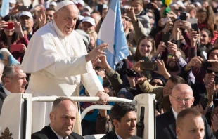 El Papa Francisco saluda a los peregrinos durante la Audiencia General. Foto: Daniel Ibu00e1u00f1ez (ACI Prensa) 