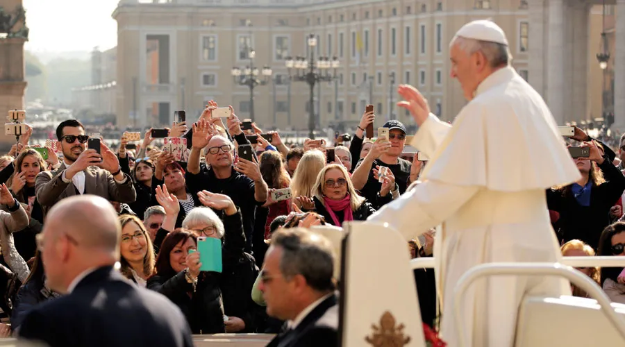 El Papa Francisco saluda a los peregrinos en la Plaza de San Pedro. Foto: Lucía Ballester (ACI Prensa)?w=200&h=150