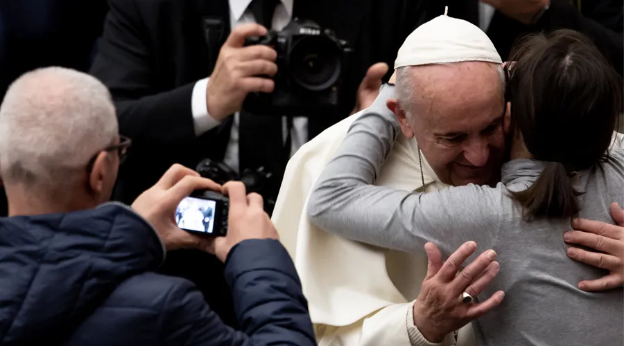 Papa Francisco: En cada obra de misericordia Dios se manifiesta al mundo
