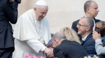 El Papa Francisco saluda a los fieles de la Plaza de San Pedro. Crédito: Daniel Ibañez/ACI Prensa