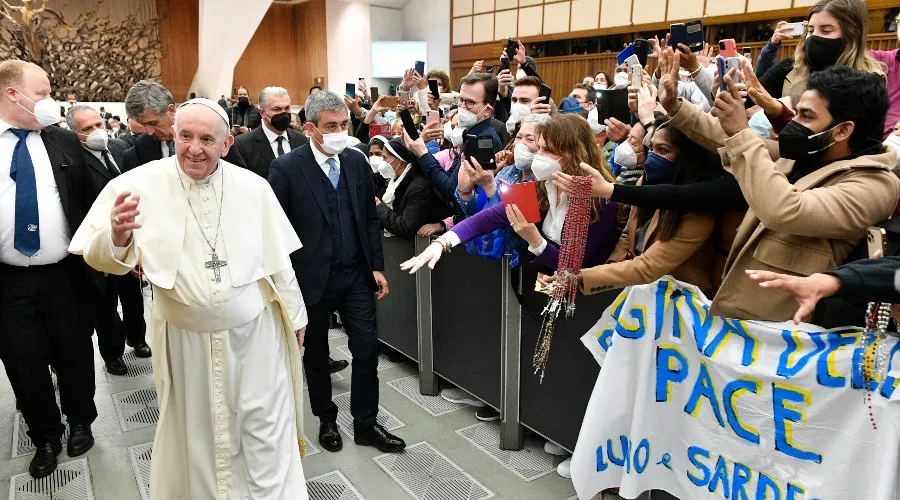 El Papa saluda a los presentes en la Audiencia General de este miércoles. Crédito: Vatican Media
