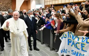 El Papa saluda a los presentes en la Audiencia General de este miércoles. Crédito: Vatican Media 