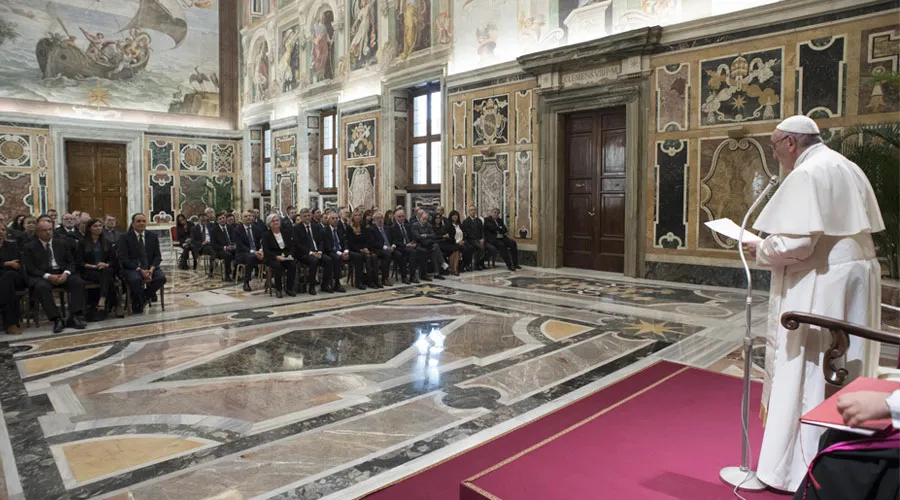 El Papa habla a los miembros de la Comisión Parlamentaria. Foto: L'Osservatore Romano