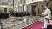 El Papa habla a los miembros de la Comisiu00f3n Parlamentaria. Foto: L'Osservatore Romano