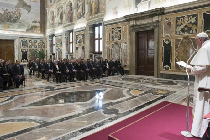 Corrupción es el terreno fértil para las mafias, alerta el Papa Francisco