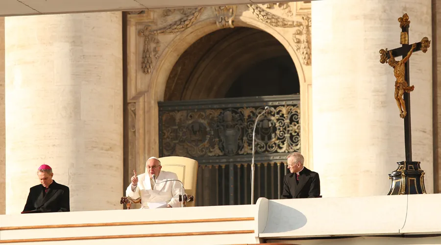 El Papa pronuncia su catequesis en la Audiencia General. Foto: Daniel Ibáñez / ACI Prensa?w=200&h=150
