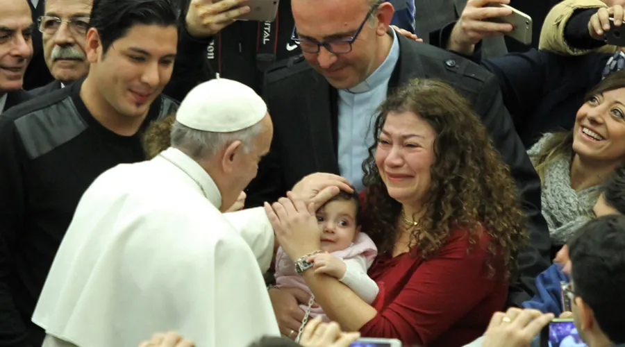 El Papa bendice un bebé durante la Audiencia. Foto: Lucía Ballester / ACI Prensa?w=200&h=150