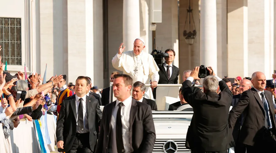 El Papa saluda a los fieles durante la Audiencia. Foto: Daniel Ibáñez / ACI Prensa