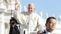 El Papa saluda a los fieles antes de comenzar la Audiencia. Foto: Daniel Ibáñez / ACI Prensa