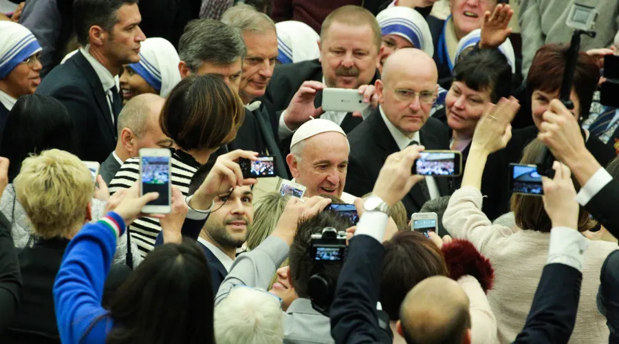 El Papa en la Audiencia rodeado de fieles. Foto: Lucía Ballester / ACI Prensa?w=200&h=150
