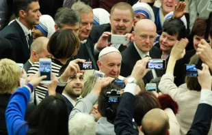 El Papa en la Audiencia rodeado de fieles. Foto: Lucía Ballester / ACI Prensa 