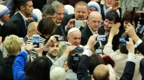 El Papa en la Audiencia rodeado de fieles. Foto: Lucía Ballester / ACI Prensa