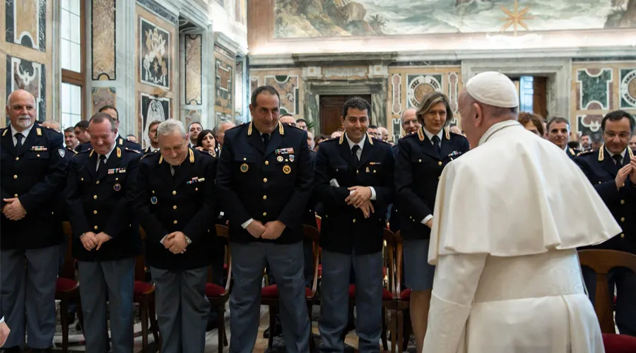 El Papa Francisco recibe a la seguridad del Vaticano. Foto: Vatican Media