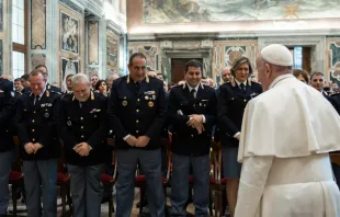 El Papa Francisco recibe a la seguridad del Vaticano. Foto: Vatican Media 