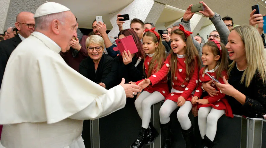 El Papa saluda a familias de trabajadores. Foto: L'Osservatore Romano