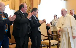 El Papa Francisco con Hermanos Maristas. Crédito: Vatican Media 