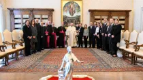 El Papa Francisco recibe a Misión América en el Vaticano. Crédito: Vatican Media