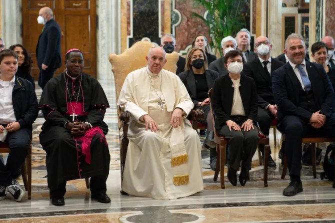 Papa Francisco: El gasto en armas “ensucia a la humanidad” 