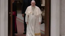 El Papa llega al Aula Pablo VI antes de dar comienzo la Audiencia. Foto: Daniel Ibáñez / ACI Prensa