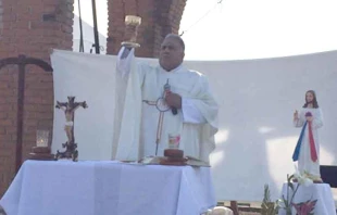 P. u00c1ngel Franco Nieto celebra la Misa sobre el techo de la parroquia San Juan Bautista en Ciudad Hidalgo, Michoacu00e1n. Cru00e9dito: Cortesu00eda Parroquia San Juan Bautista. 