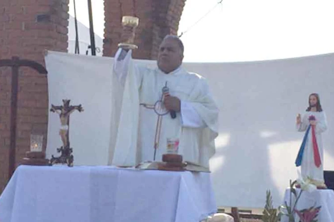 Sacerdote celebra la Misa en el techo de su iglesia y fieles se suman desde sus casas
