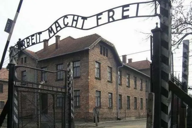 Arzobispo alemán en Auschwitz alienta a enfrentar arrogancia de los poderosos