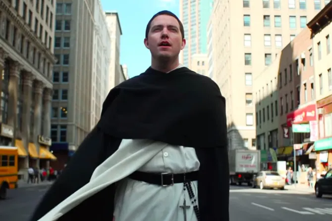 [VIDEO] Un religioso sorprende cantando en las calles de Nueva York