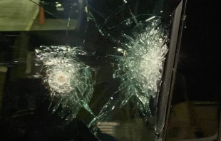 Cristales del auto de Ciro Gu00f3mez Leyva. Cru00e9dito: Twitter / @CiroGomezL. 