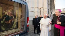 El Papa bendice la "auto-capilla" en la Plaza. Foto: L'Osservatore Romano