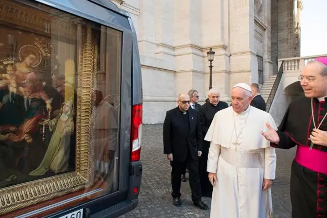 ¿Una “auto-capilla” en la Plaza de San Pedro? El Papa Francisco sabe qué hacía allí