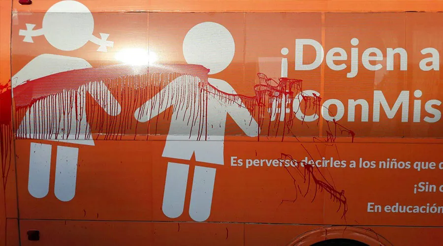 Autobús de la Libertad vandalizado en México. Foto: CitizenGO.