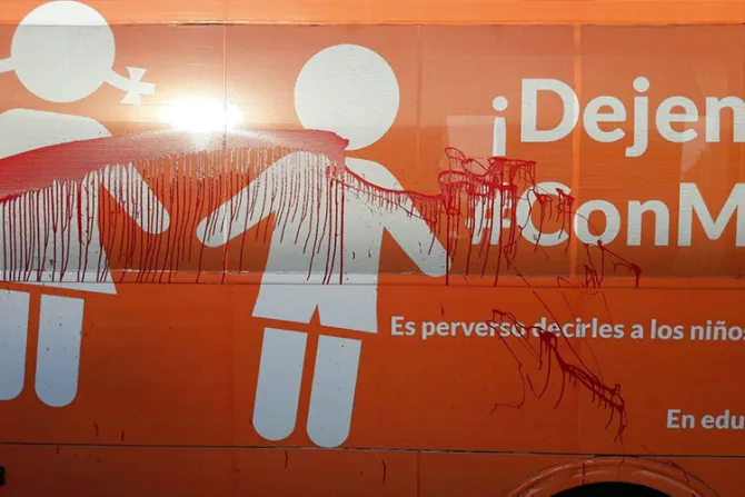 VIDEO: Lobby gay ataca con pintura, huevos y piedras al #AutobusDeLaLibertad en México