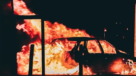 Incendian automóvil de periodista provida y feministas se adjudican ataque