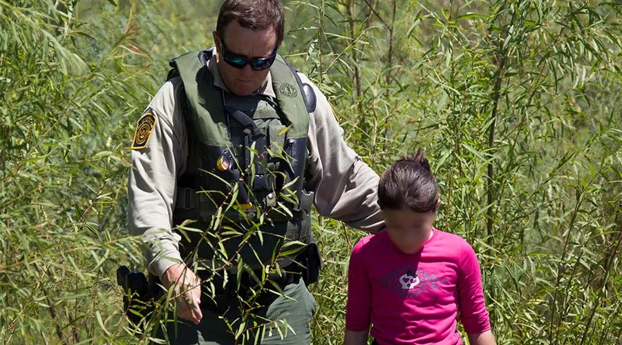 Autoridad migratoria interviene a una niña en frontera de Estados Unidos y México. Foto: U.S. Customs and Border Protection / Dominio público.