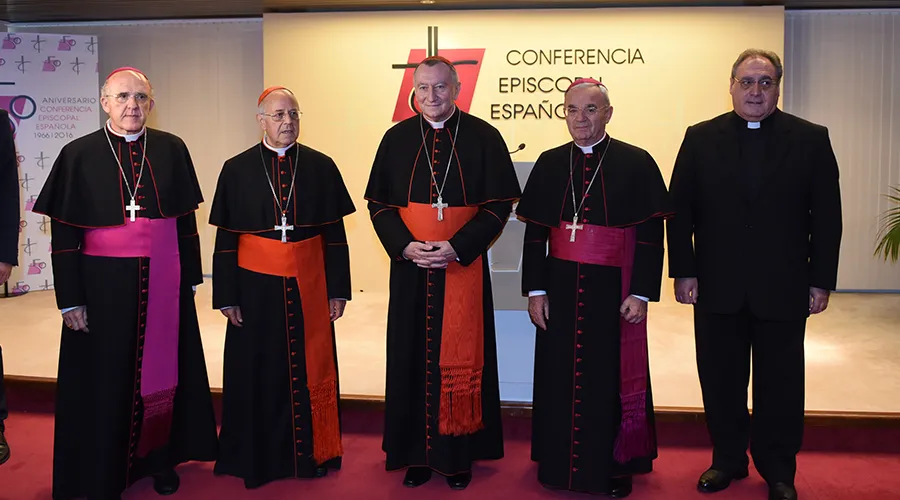 Cardenal Pietro Parolin (centro) junto con el Cardenal Ricardo Blázquez, el nuncio en España, Mons. Renzo Frattini, Mons. Carlos Osoro y P. José María Gil Tamayo. Foto: CEE