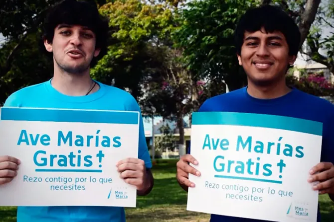[VIDEO] Jóvenes ofrecen “Ave Marías Gratis” en calles de Chile