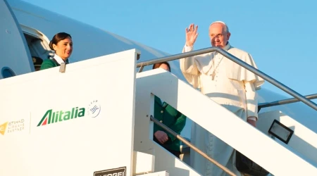 u00bfAtacaron el aviu00f3n del Papa Francisco? Alitalia aclara incidente con lu00e1ser en Mu00e9xico