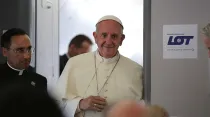 Papa Francisco en el avión de regreso de Cracovia a Roma. Foto: Alan Holdren (ACI Prensa)