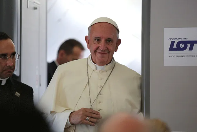 “Estoy fenomenal, muy bien”, dice Papa Francisco tras caída en Misa en Polonia