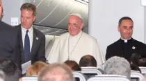 El Papa Francisco en la rueda de prensa en el avión en el que volvió de Colombia a Roma. Foto: Álvaro de Juana (ACI Prensa)