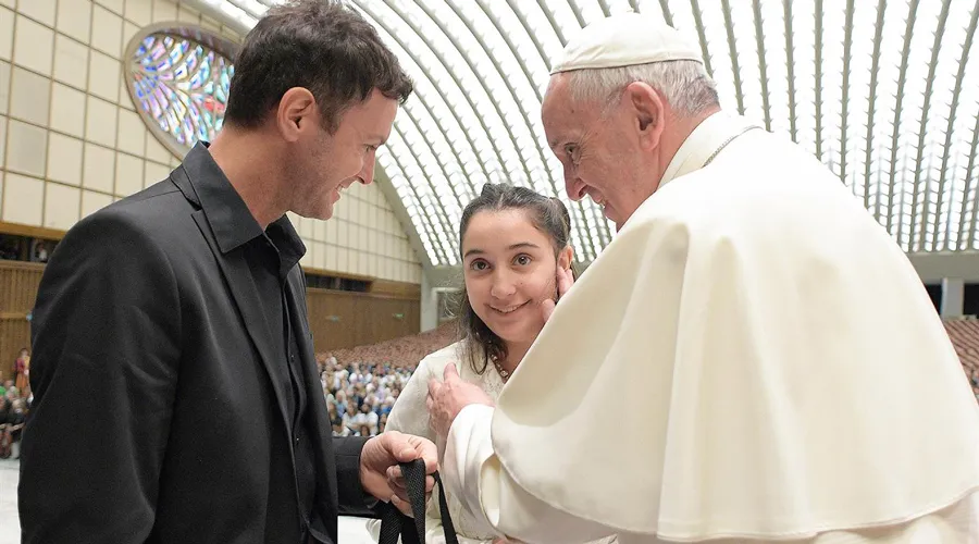El cantante Alex, Brenda y el Papa Francisco / Crédito: L’Osservatore Romano?w=200&h=150