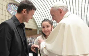El cantante Alex, Brenda y el Papa Francisco / Crédito: L’Osservatore Romano 
