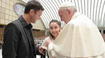 El cantante Alex, Brenda y el Papa Francisco / Crédito: L’Osservatore Romano