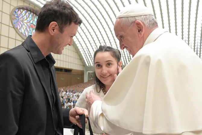 El Papa Francisco recibe a joven con mal de Huntington en histórica audiencia