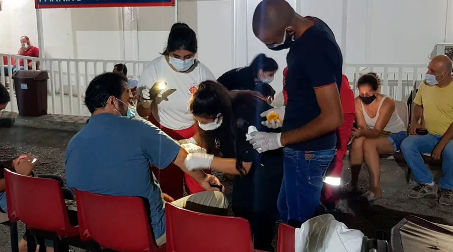 Voluntarios de Cáritas Líbano ayudando a las víctimas de la explosión en Beirut. Créditos: Cáritas Líbano