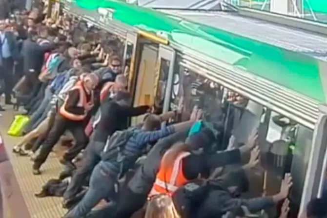 [VIDEO] La fuerza  de la solidaridad salva a hombre atrapado en tren en Australia