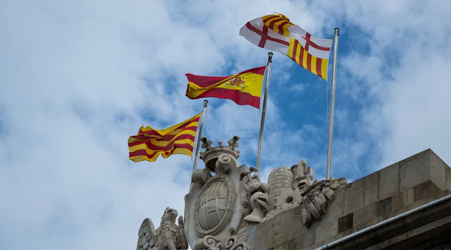Banderas en el Ayuntamiento de Barcelona. Foto: Pixabay?w=200&h=150