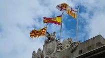 Banderas en el Ayuntamiento de Barcelona. Foto: Pixabay